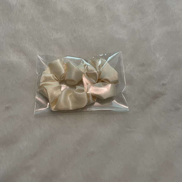 Mulberry silk hair scrunchie - Picture 2 of 5